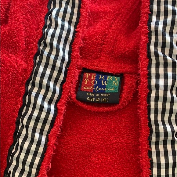 Red hooded robe. Smoke & pet free home - Picture 8 of 13